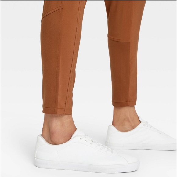 Women's Tapered Stretch Woven Mid-Rise
Pants All In Motion Green NWT S, M - Picture 10 of 15